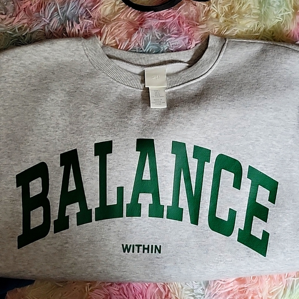 H&M ladies sweatshirt grey green balance print